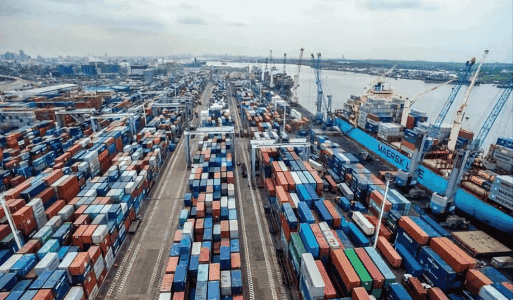 海港近乎“死亡擁擠”！關稅或超30億英鎊！貨車排隊等待數(shù)公里！